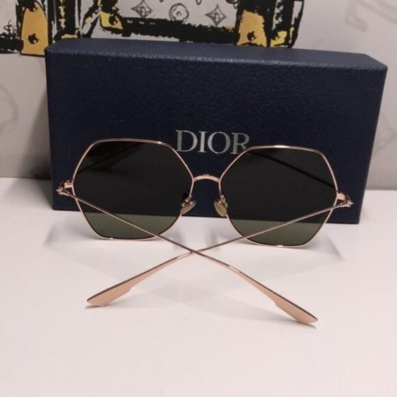 Stylish Black and Gold Sunglasses - Picture 4 of 13